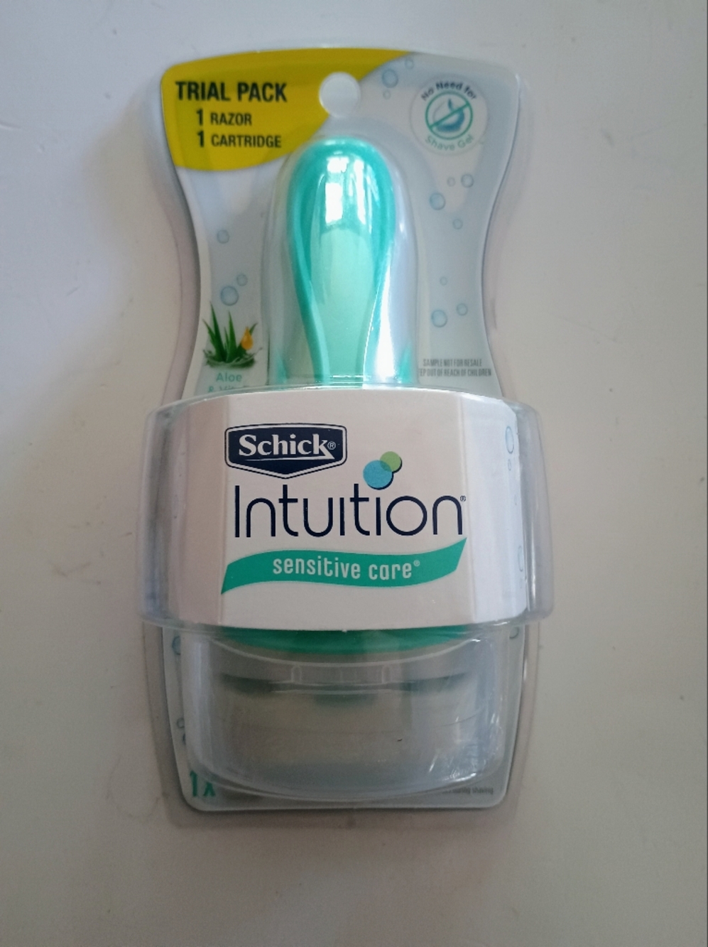 chic Intuition Sensitive Care Kids Razor - Teal and White